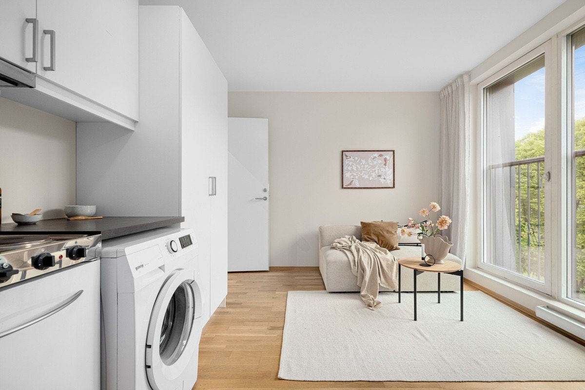 Innbydende stue med plass til f.eks. seng/sovesofa, spisebord eller annet ønskelig møblement. Galleribilde