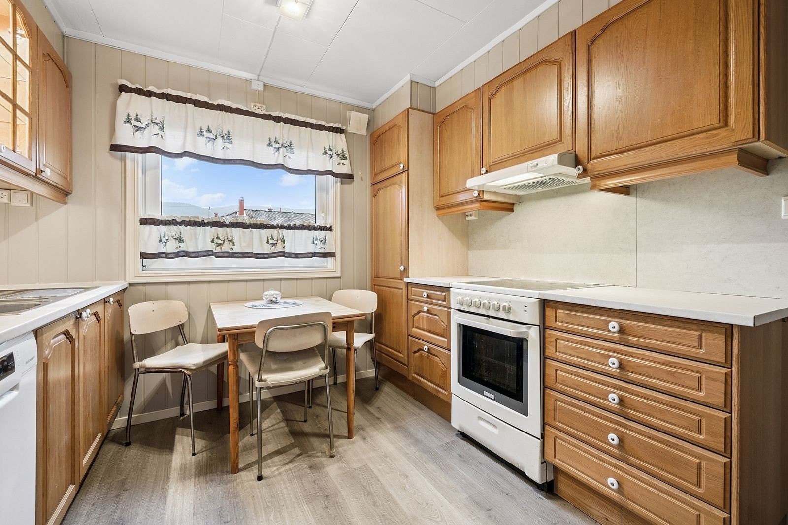 Kjøkkenet er fra ukjent årstall, men av god funksjonell kvalitet. Galleribilde