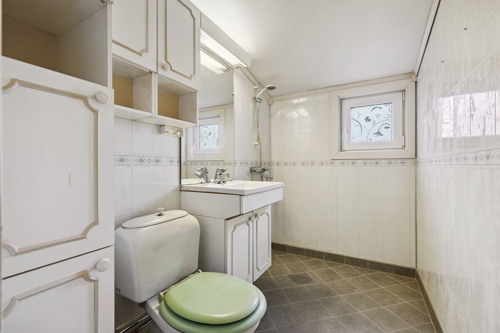 Baderommet er delvis oppgradert i 2016 (gulv og vegger) Galleribilde