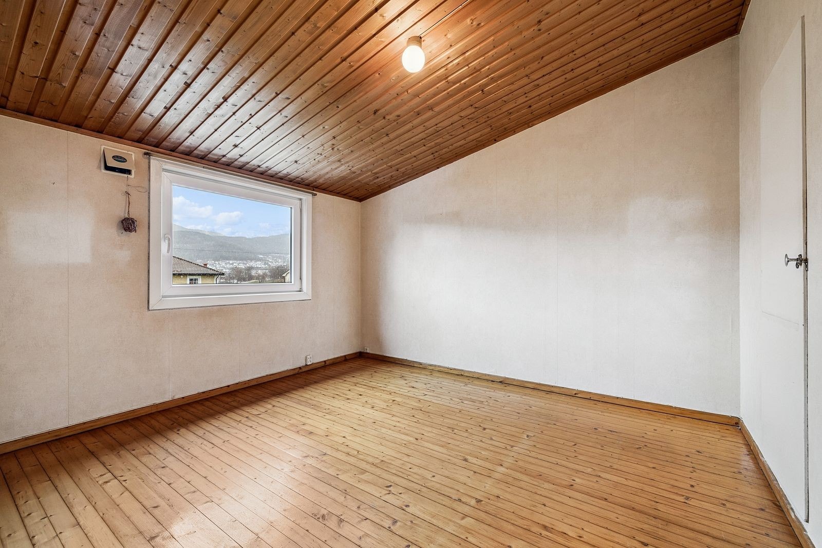 Soverom 2: Soverommet har adgang til eget walk-in-closet. Galleribilde