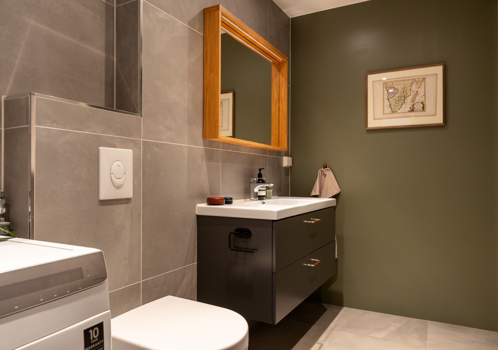 Det er vegghengt toalett fra Villeroy & Bosch med innebygd sisterne, samt opplegg for vaskemaskin. Galleribilde