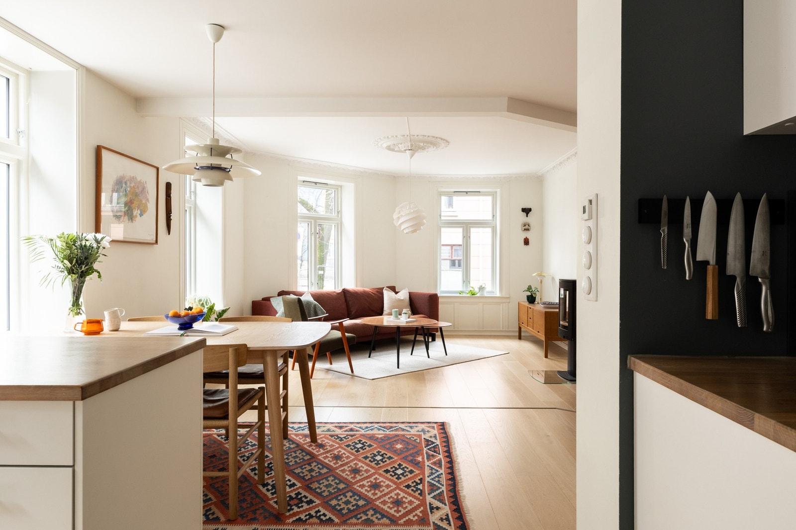 Hjørnebeliggenheten i kombinasjon med store vindusflater gir rikelig med naturlig lysinnslipp. Galleribilde