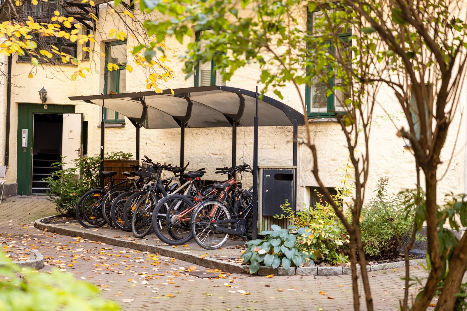 Sykkel stativ og lite lekeområde. Galleribilde