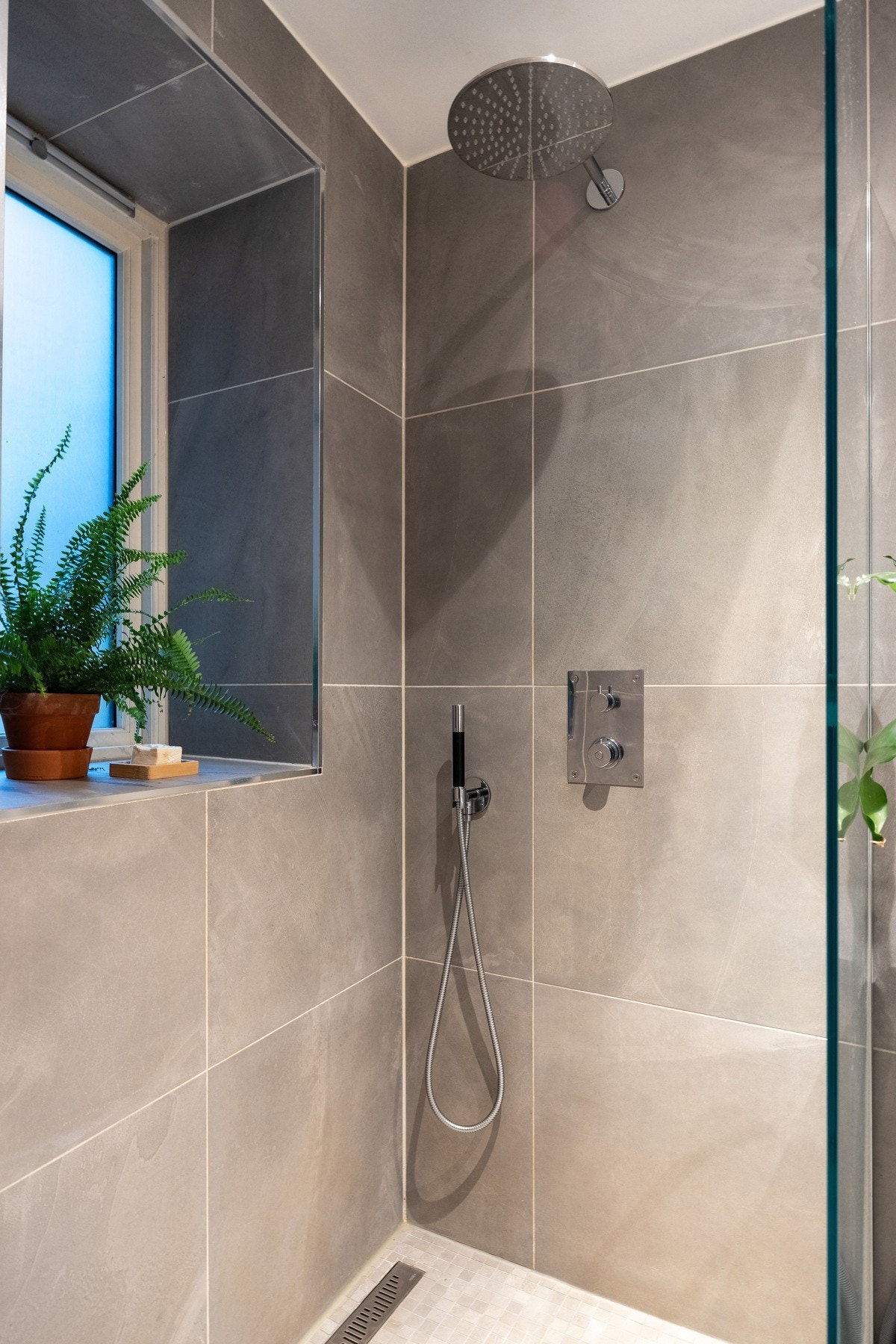 Videre gir en stor og behagelig dusjnisje med innebygget regnfalls- og hånddusj spafølelse i hverdagen. Galleribilde