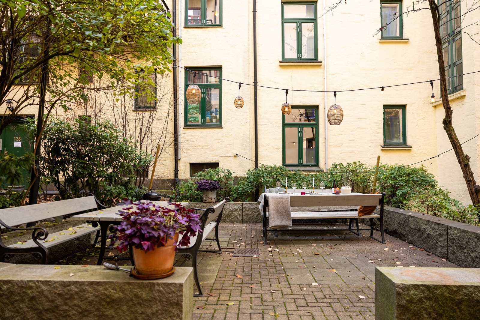 Bakgården er frodig med flere busker og trær samt beplatning. Galleribilde