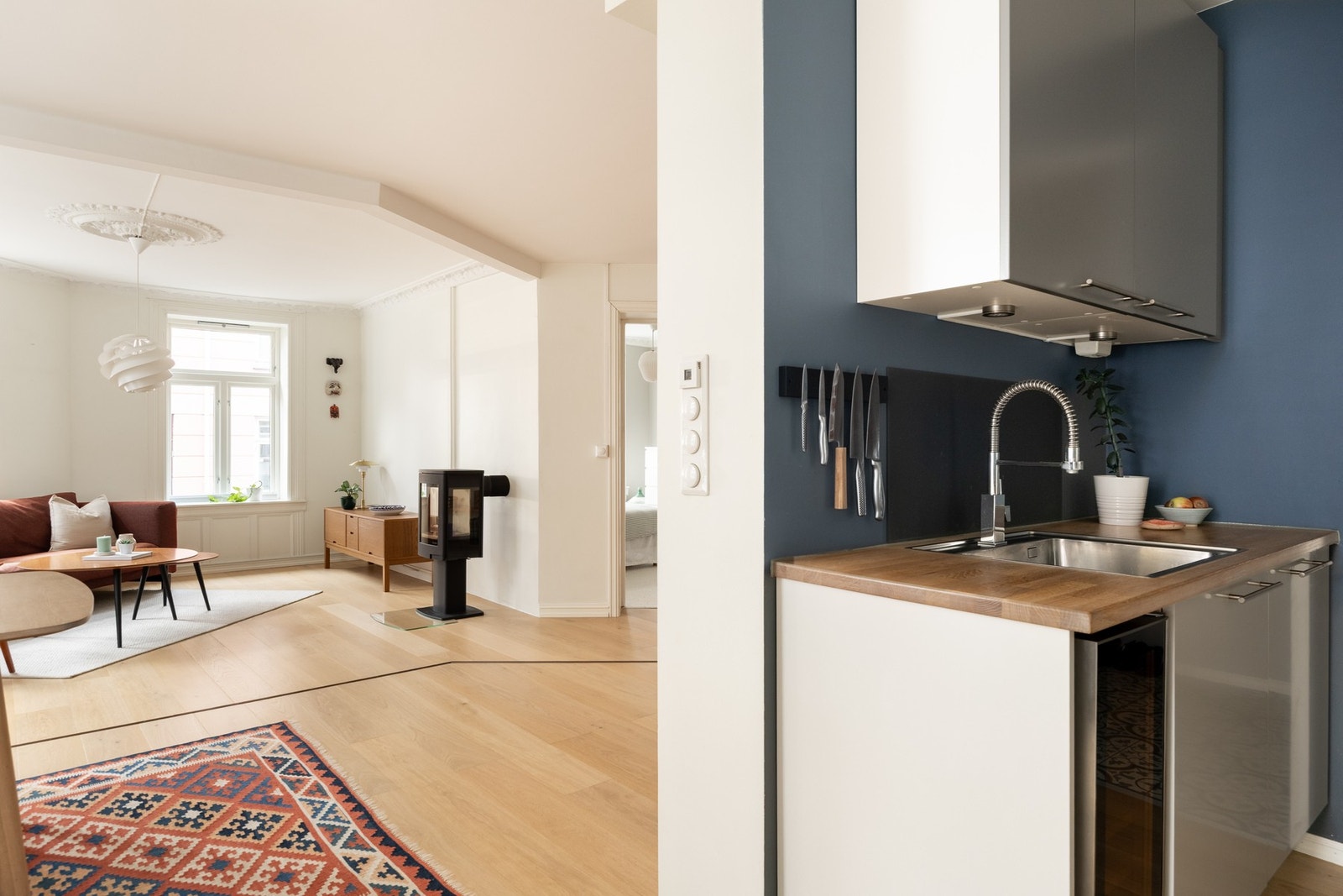 Kjøkkenet er utstyrt med nedfelt stålkum og ett-greps blandebatteri i krom med bevegelig tut fra Tapwell. Galleribilde