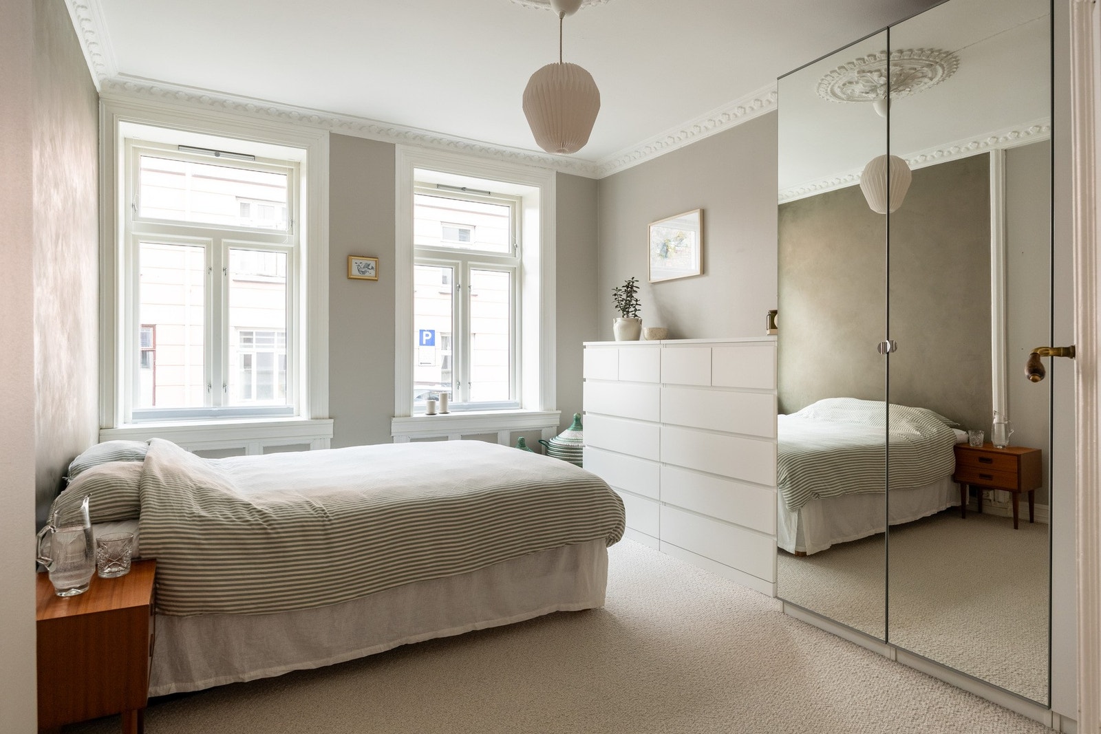 Hovedsoverommet er romslig med god plass til stor dobbeltseng og nattbord. Soverommet vender mot rolig sidegate, så her ligger alt til rette for en god natts søvn. Galleribilde