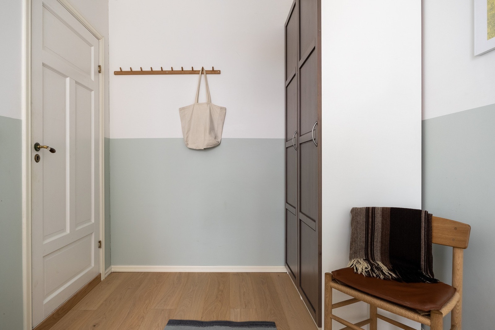 God plass for stor seng, nattbord og oppbevaring av klær i garderobeskap. Soverommet har pent parkettgulv og slette, malte vegger. Galleribilde