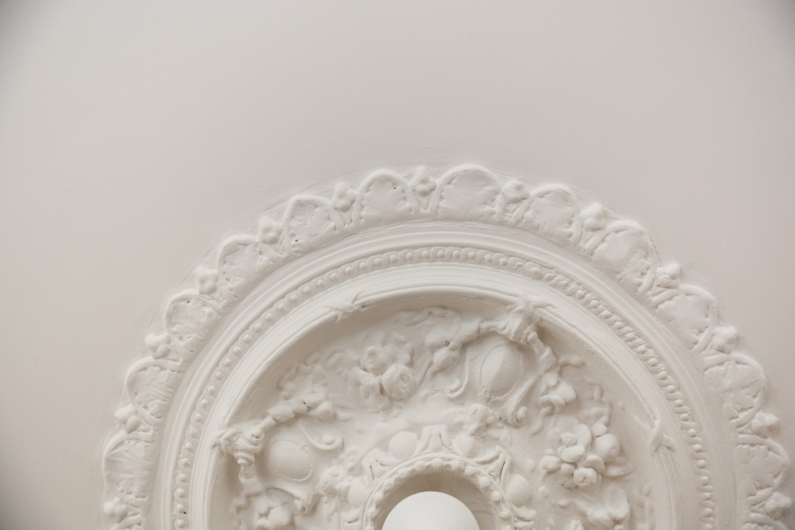 Det er god takhøyde i tillegg til flott rosett og stukkatur i himling. Galleribilde