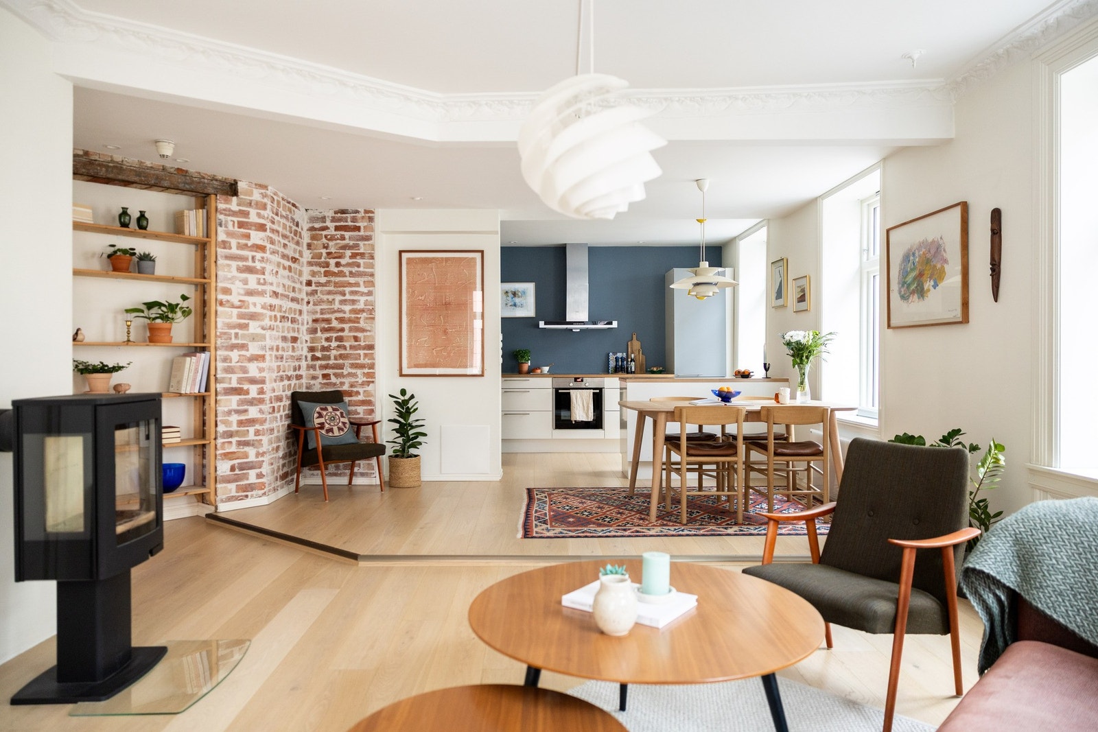 På gulvet er det lagt flott 1-stavs parkett, og overflatene er malt i en behagelig fargetone. Galleribilde