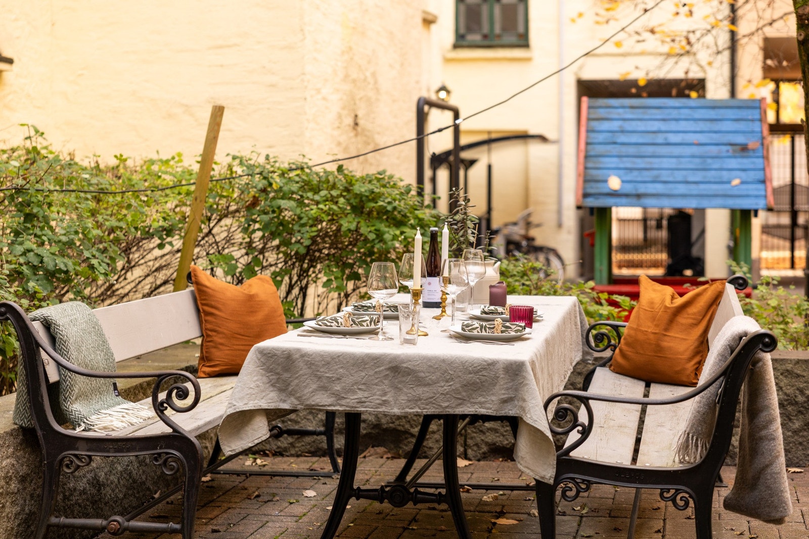 Det er flere sittegrupper, benker og fine oppholdsområder. Galleribilde