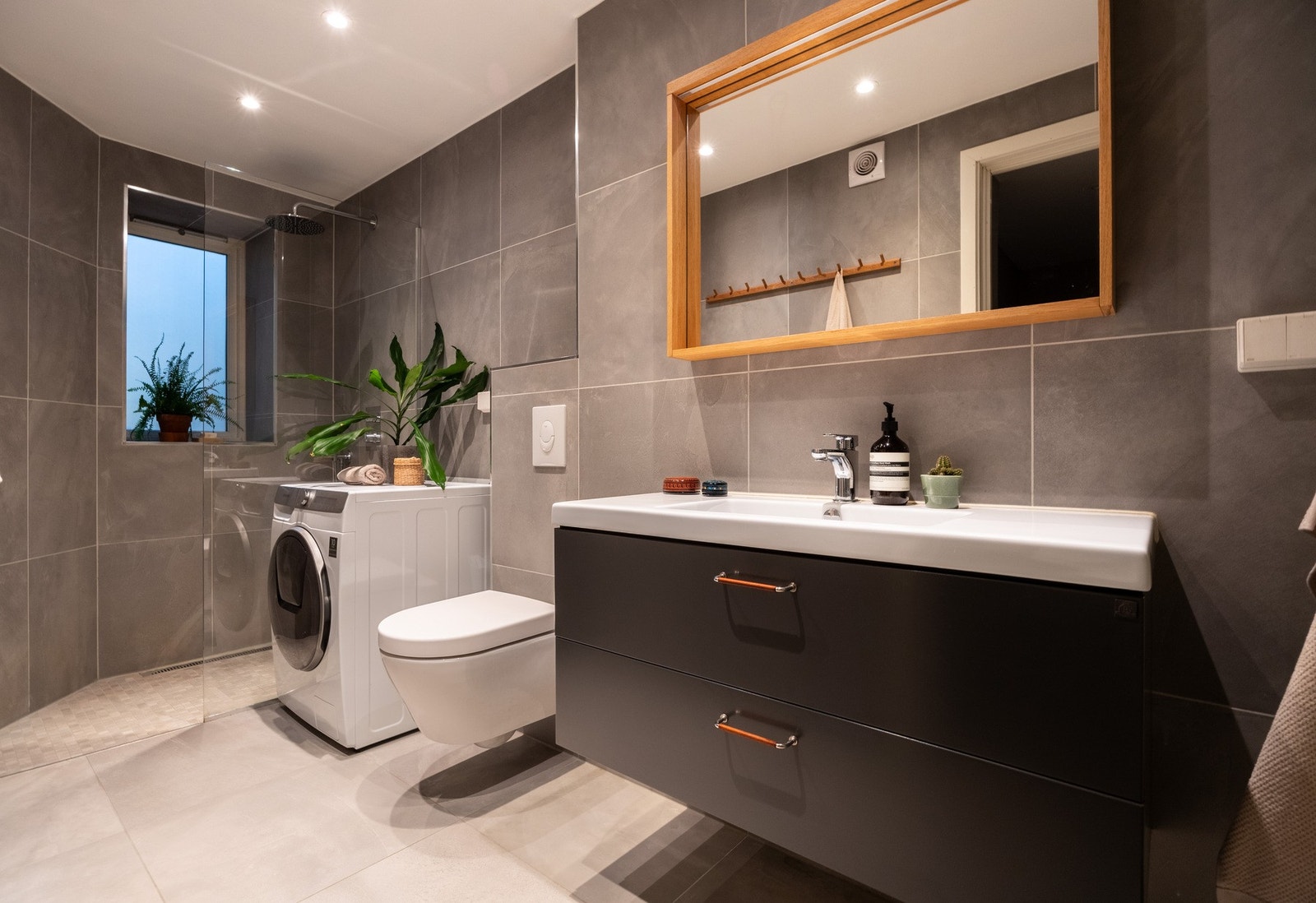 Badet er videre utstyrt med vegghengt servantinnredning fra Ballingslöv med to dype skuffer, heldekkende keramisk vask og ettgreps armatur fra Tapwell, samt overhengt speil innfelt i eik. Galleribilde