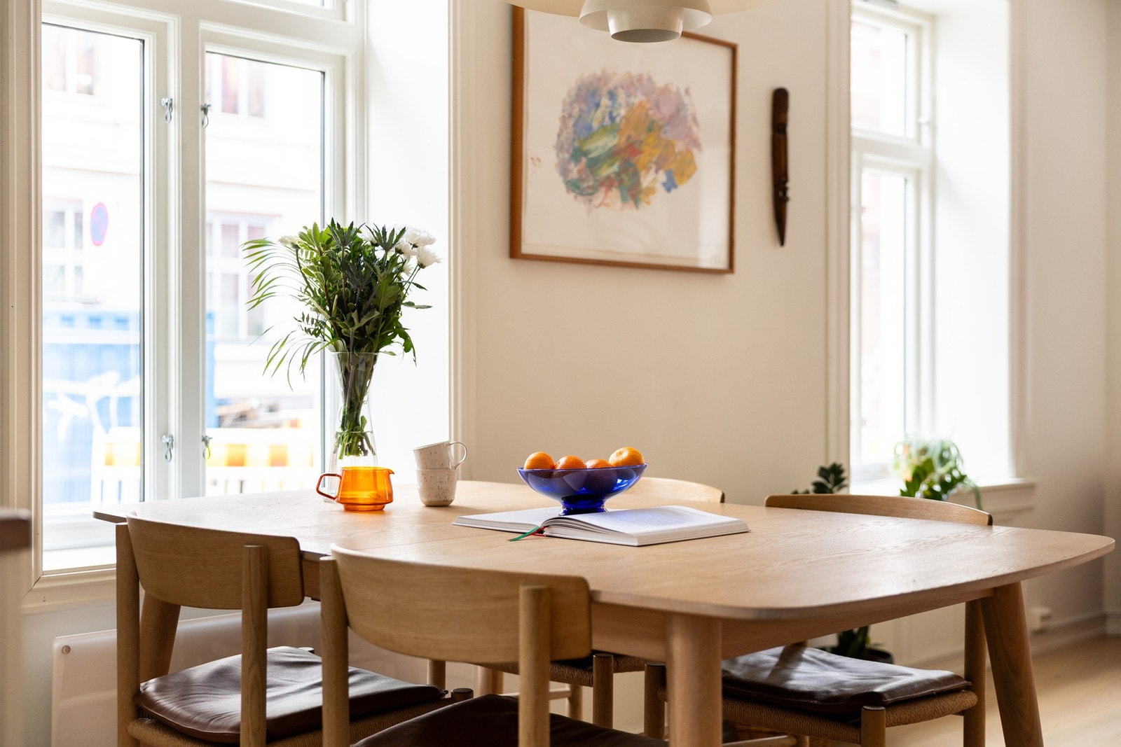 Stuen vender mot rolig sidegate. Galleribilde