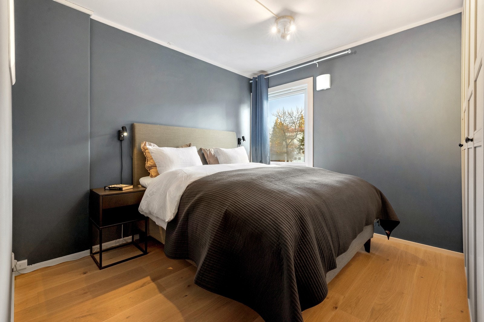 Hovedsoverommet fremstår behagelig, med god plass til dobbeltseng og tilhørende nattbord. Galleribilde