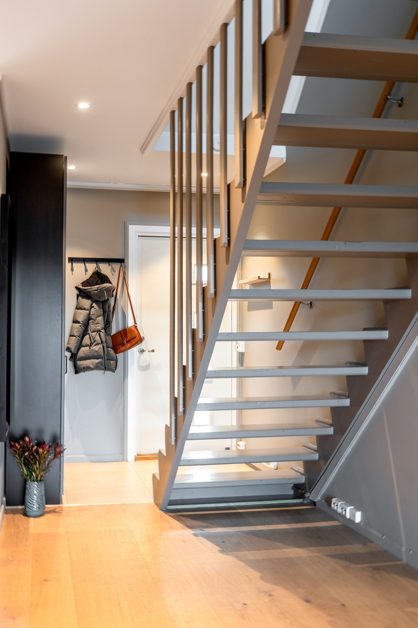 Entréen er lys og praktisk, med plass til å henge fra seg yttertøy og sette fra seg sko. Det er innredet med et praktisk garderobeskap som gir god oppbevaringsplass. Galleribilde