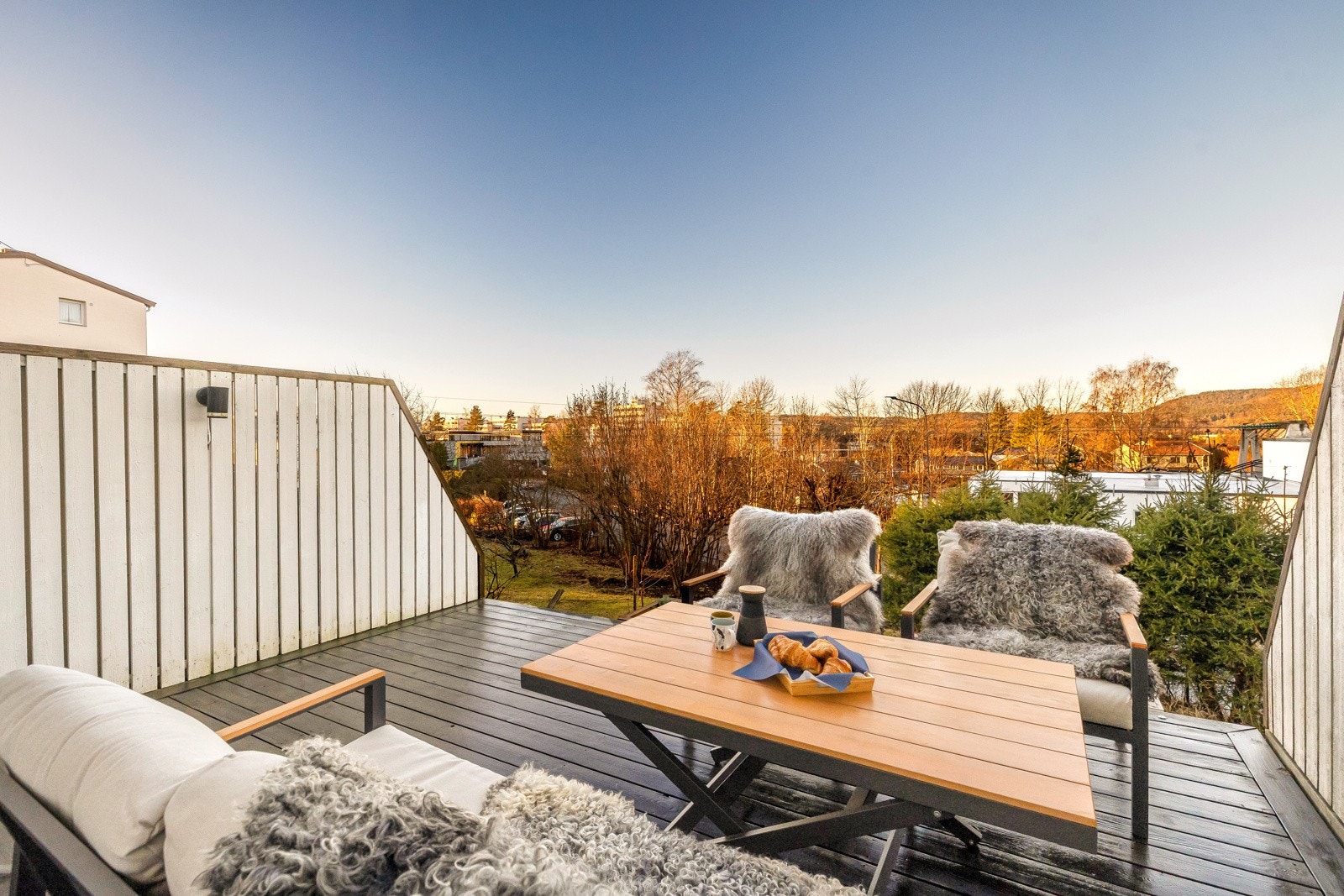 Her har vi gleden av å presentere en moderne og innbydende leilighet med tilbaketrukket beliggenhet på Østerås, i nærheten av både natur og gode fasiliteter. Galleribilde