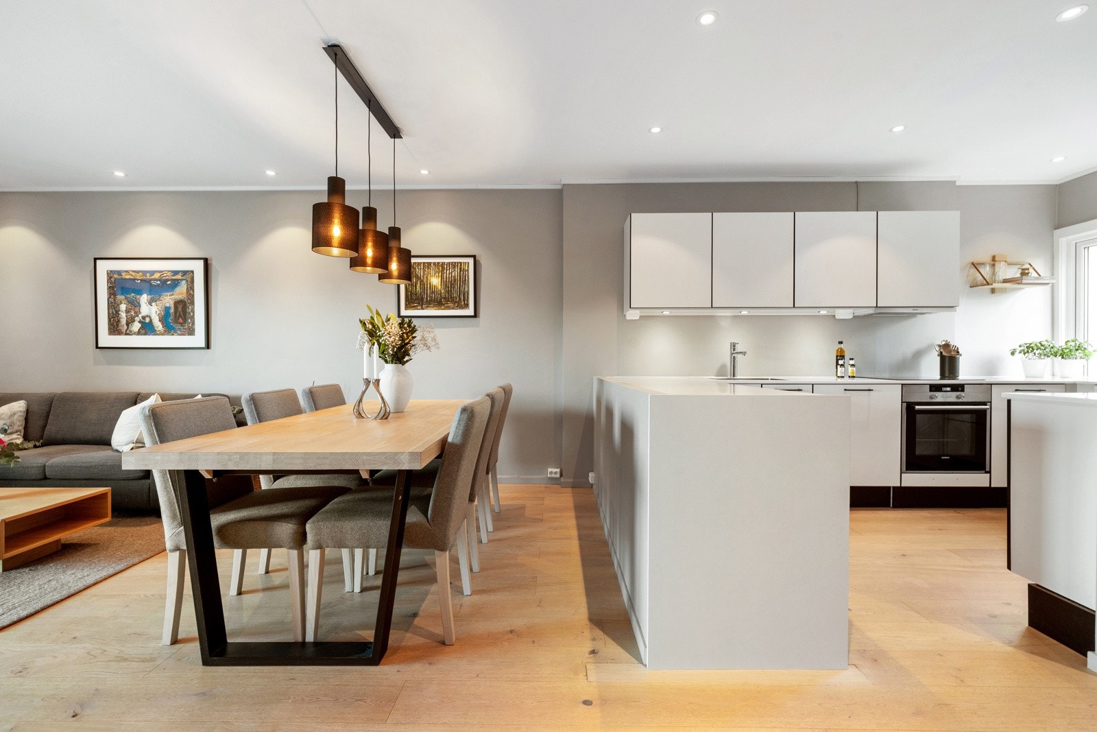 Den åpne løsningen mot stuen bidrar til en sosial og luftig romfølelse. . Galleribilde