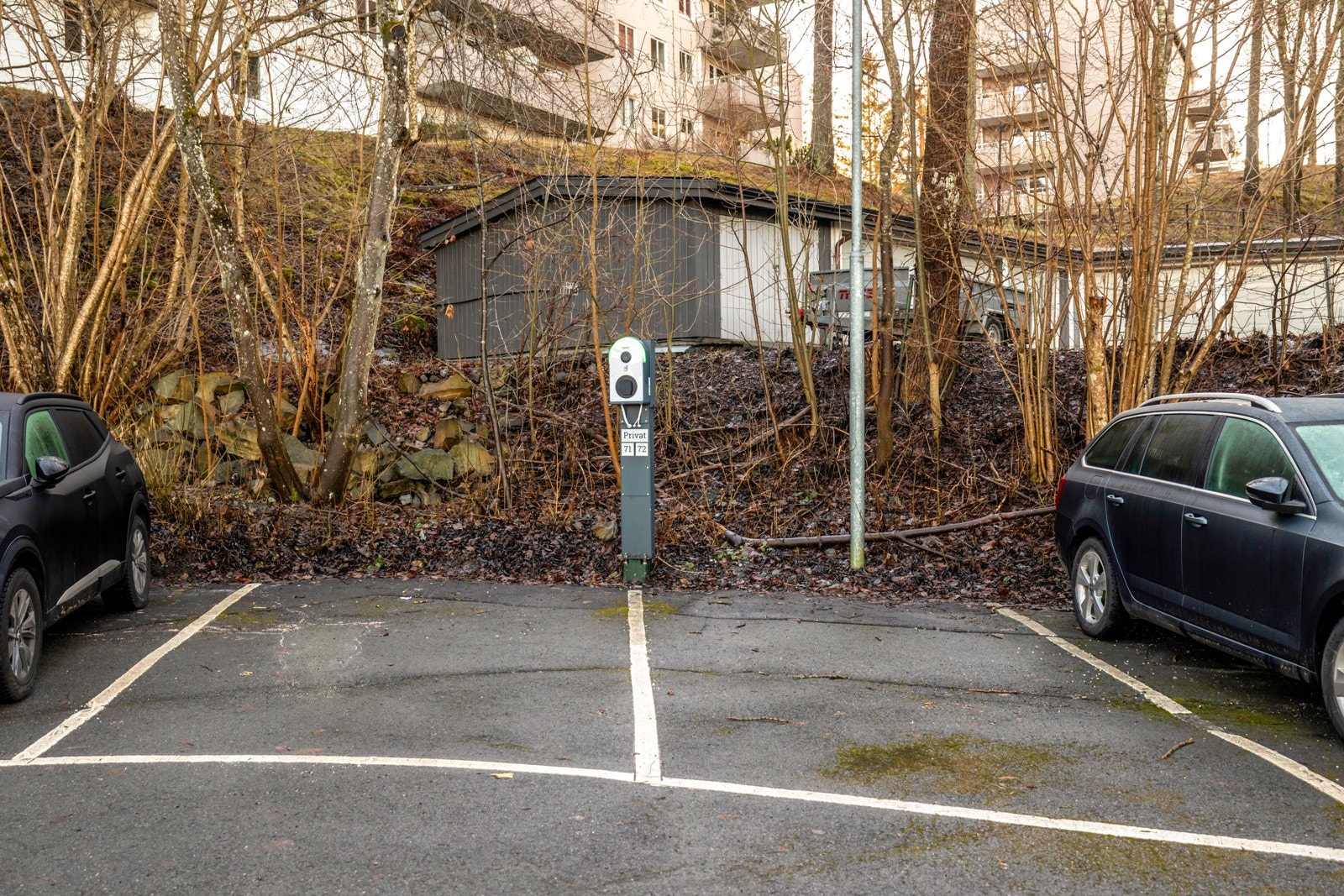 Det medfølger biloppstillingsplass med opplegg for elbil lader. Galleribilde