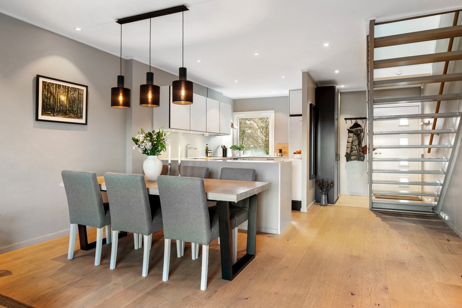 Leiligheten byr på blandt annet en åpen og sosial stue- og kjøkkenløsning. Galleribilde