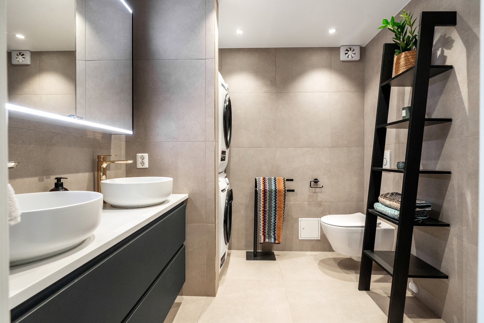 Badet er fra 2020 og fremstår som moderne og delikat, med flislagte overflater i lyse og tidløse fargetoner. Galleribilde