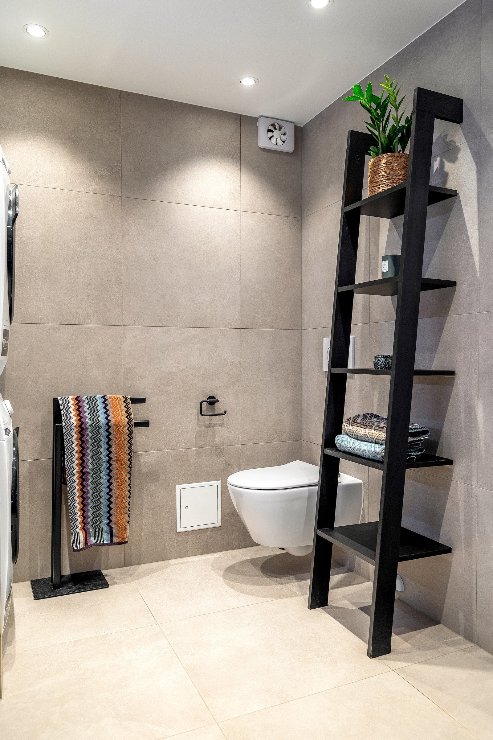 Rommet er praktisk innredet med dobbel servant med god skap- og skuffeplass under, samt et stort speil med integrert belysning. Badet er utstyrt med vegghengt toalett og et romslig dusjhjørne med glassvegger Galleribilde