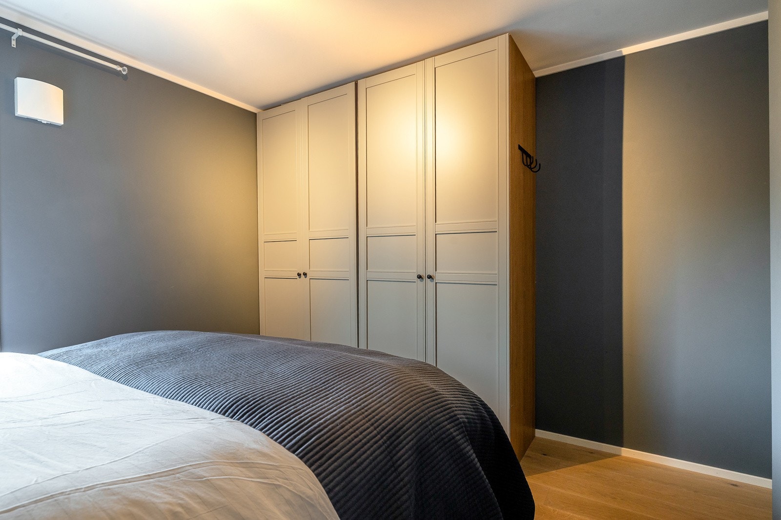 Rommet har garderobeskap som gir rikelig med oppbevaringsplass, samt vindu som slipper inn naturlig lys. Galleribilde