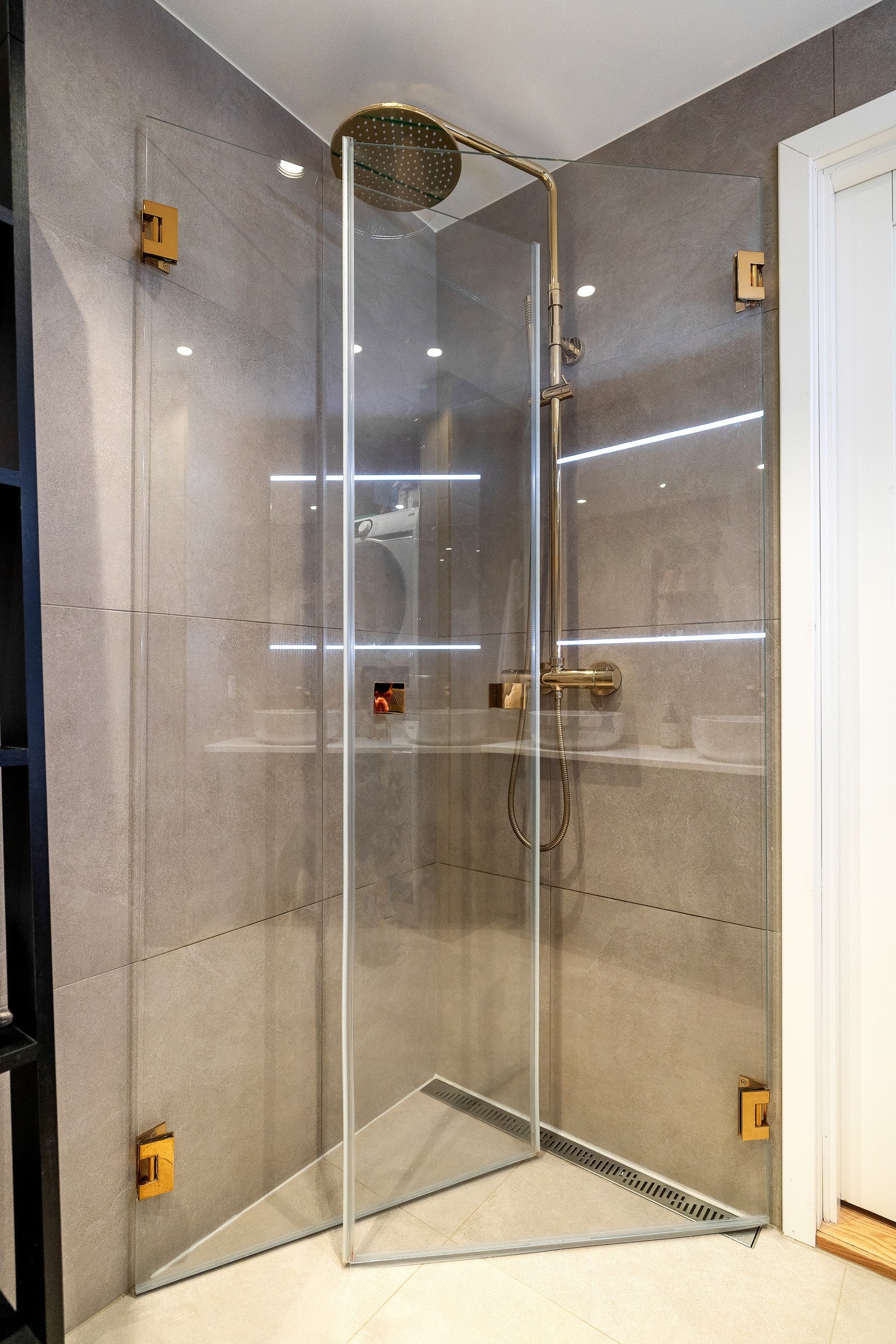 Badet er utstyrt med vegghengt toalett og et romslig dusjhjørne med glassvegger. Galleribilde