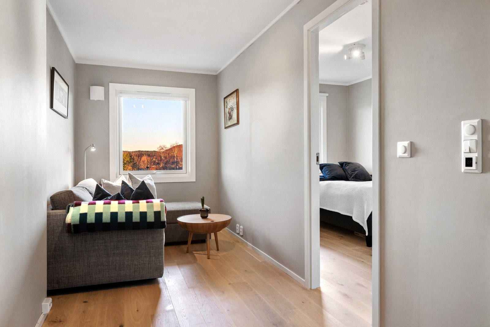 Stuen i 2. etasje har god plass til sofa og tv-løsning. Dette rommet gir muligheter for å etablere et 3. soverom. Galleribilde