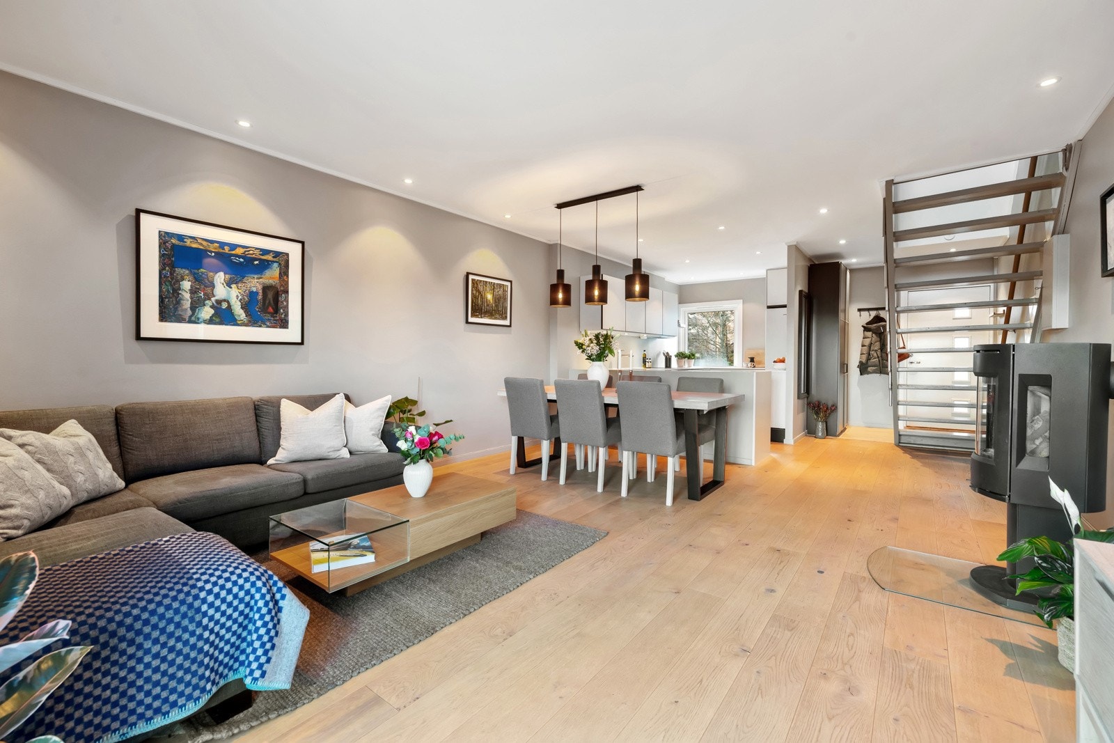 Stuen har en åpen løsning mot kjøkkenet, noe som gir en god romfølelse og en sosial planløsning. Galleribilde