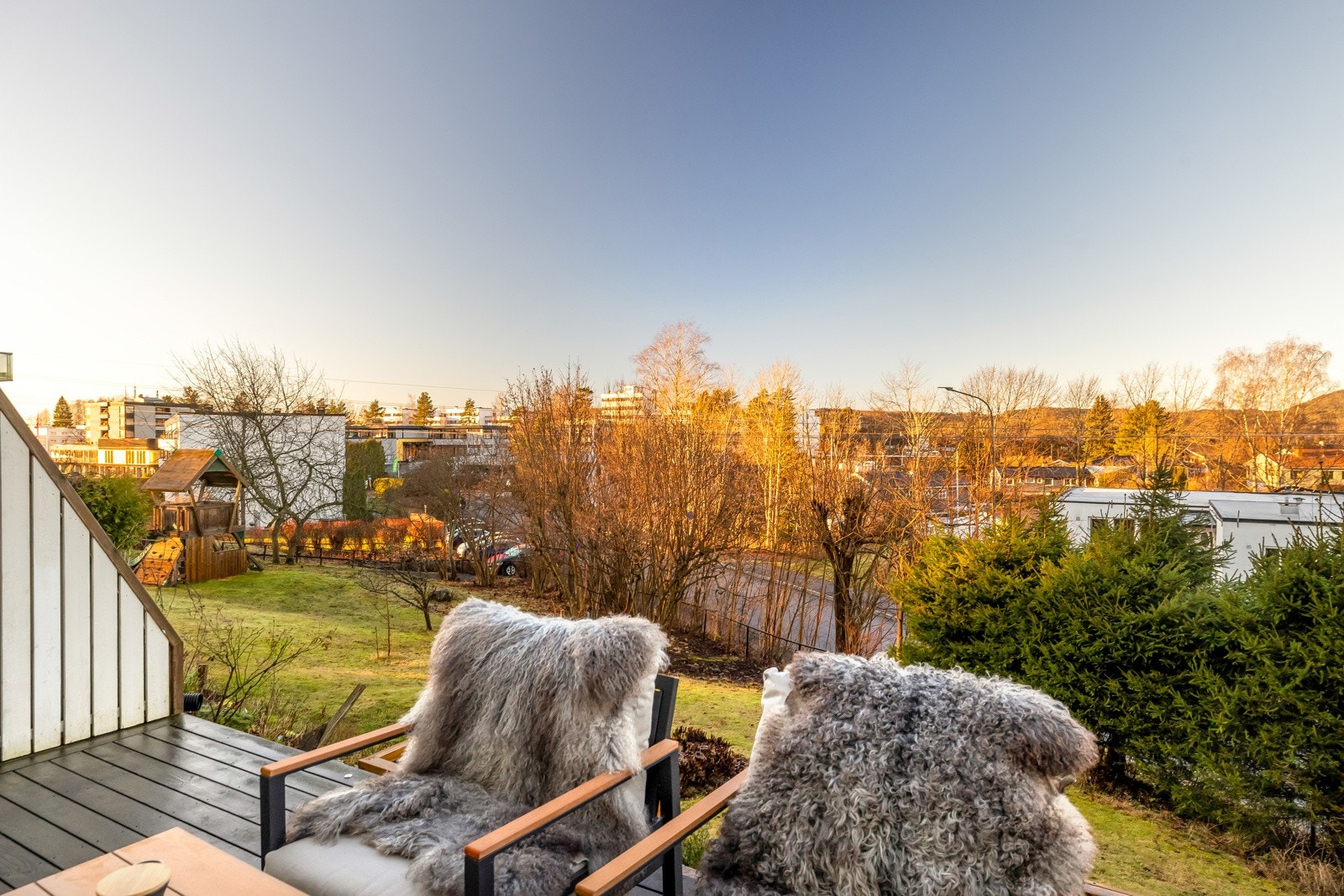 Uteområdet rundt bygget er pent opparbeidet med grøntarealer og lekeplass, og gir gode fellesområder for både store og små. Galleribilde