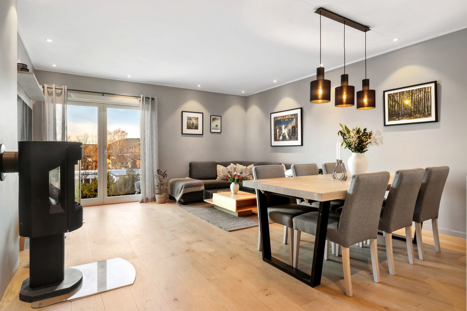 Herfra er det utgang til markterrasse med ettermiddag- og kveldssol, som gir fine utearealer. Galleribilde