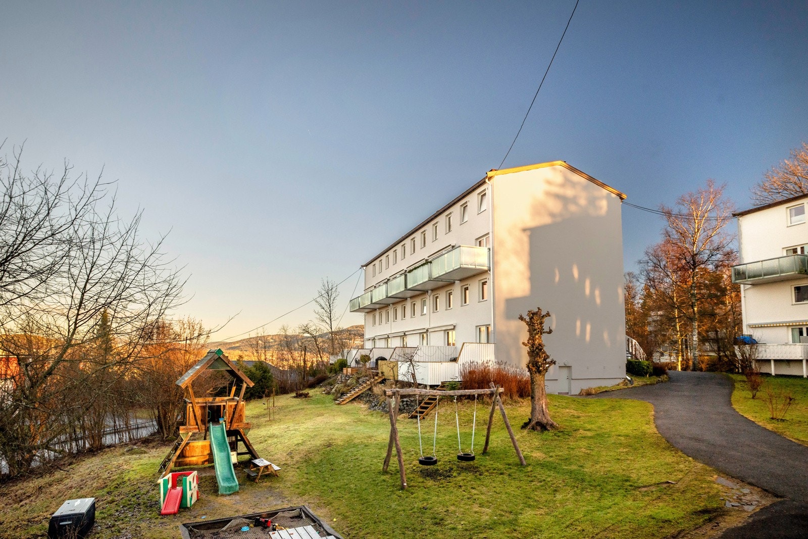 Uteområdet rundt bygget er pent opparbeidet med grøntarealer og lekeplass, og gir gode fellesområder for både store og små. Galleribilde
