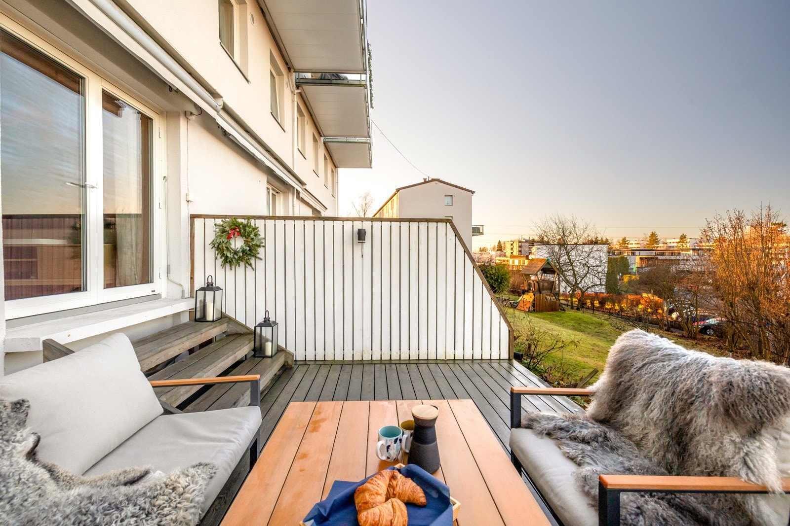 Her kan du nyte ettermiddag- og kveldssol, og uteplassen fungerer som en naturlig forlengelse av stuen i sommerhalvåret. Galleribilde