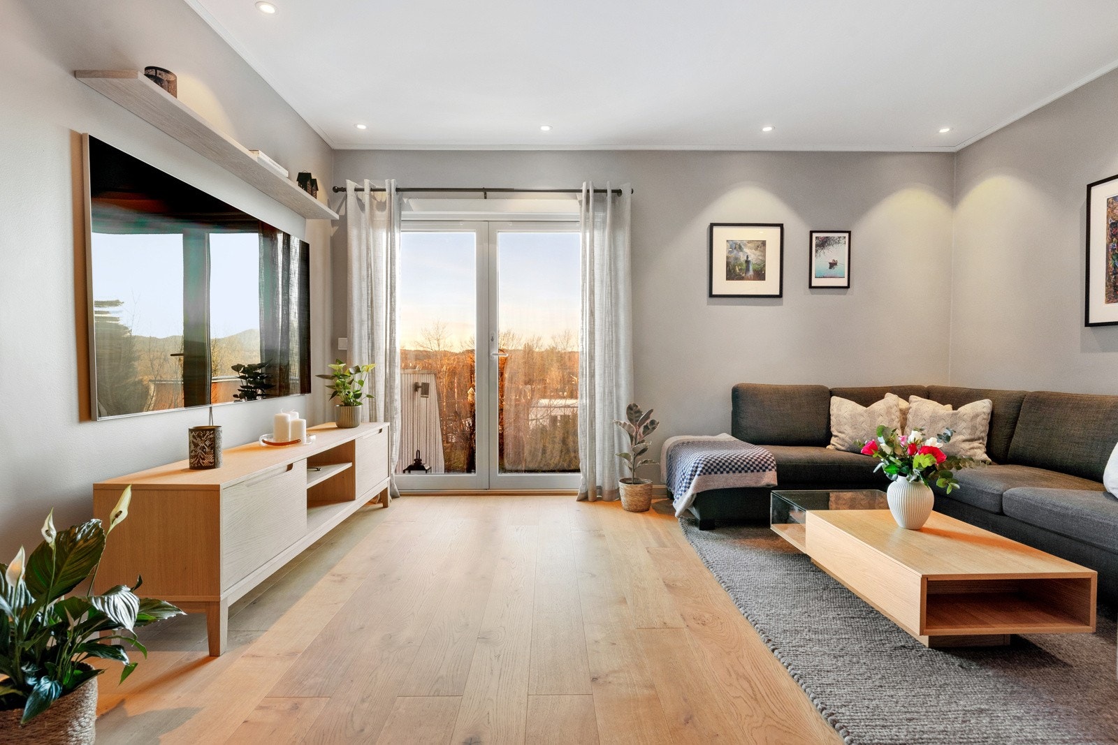 Stuen er lys og innbydende, med god plass til sofagruppe og øvrig møblement. Galleribilde