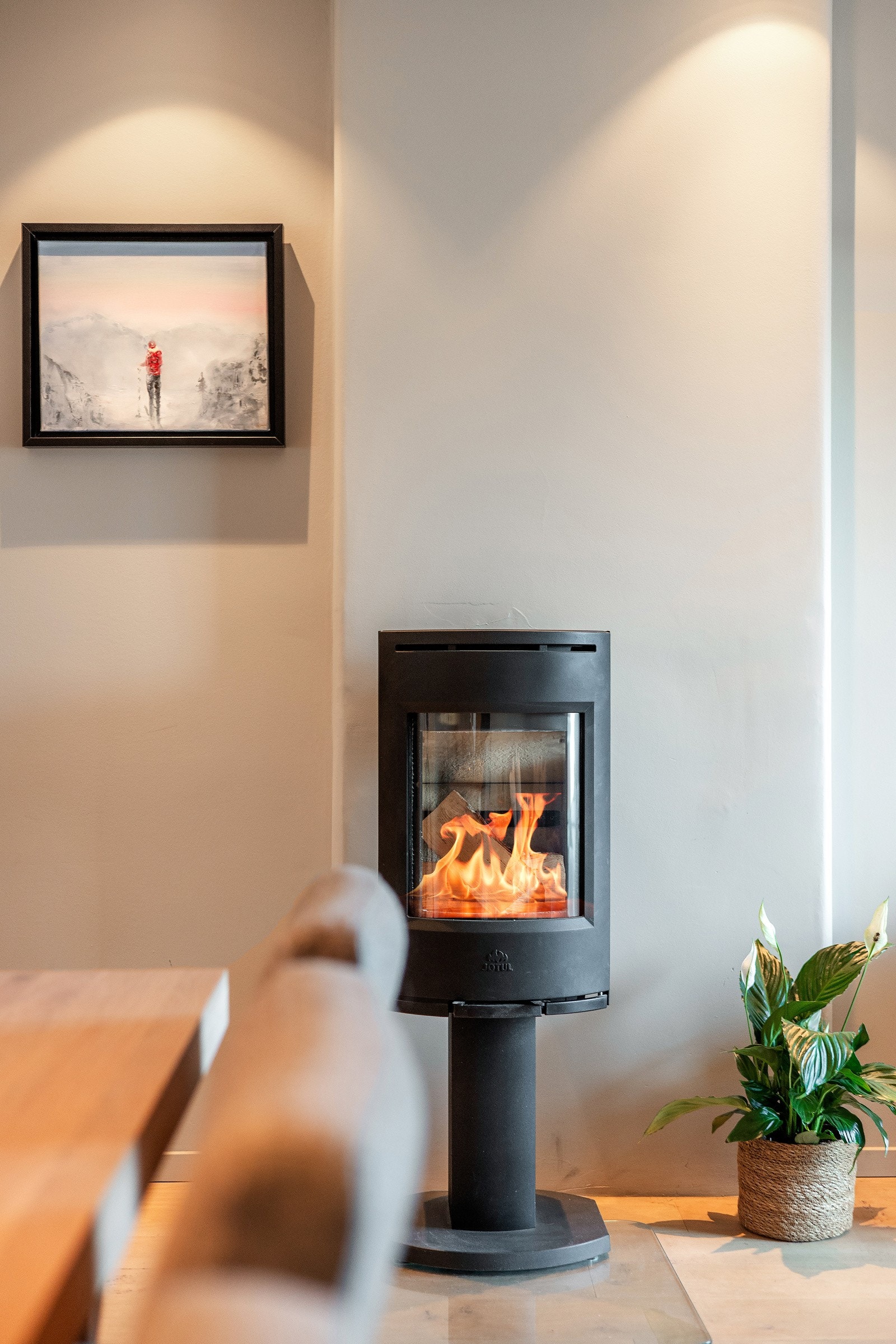 Peis i stuen bidrar til ekstra varme og hyggelig stemning på kjøligere dager. Galleribilde