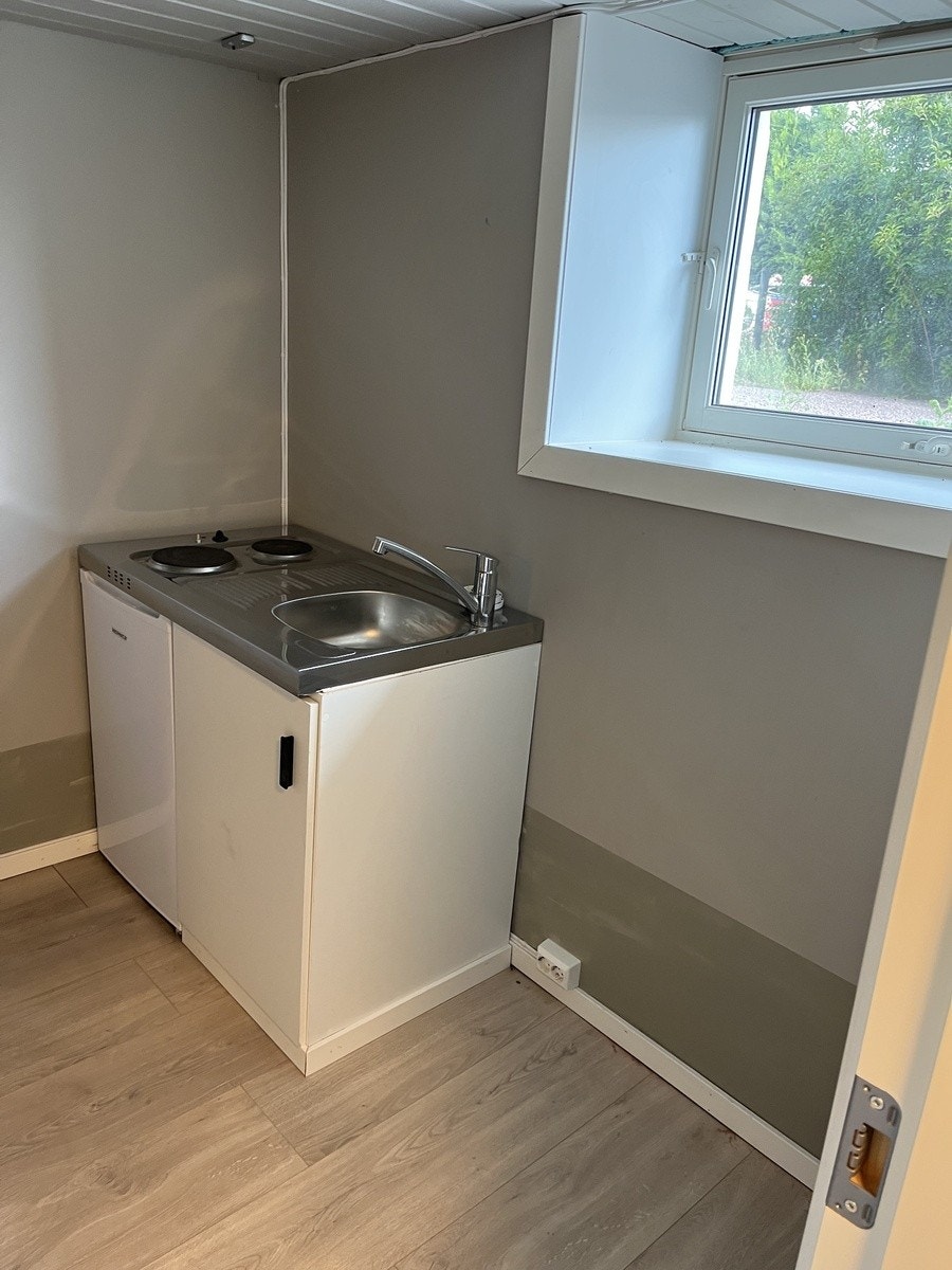 Lite hybelkjøkken med kjøleskap Galleribilde