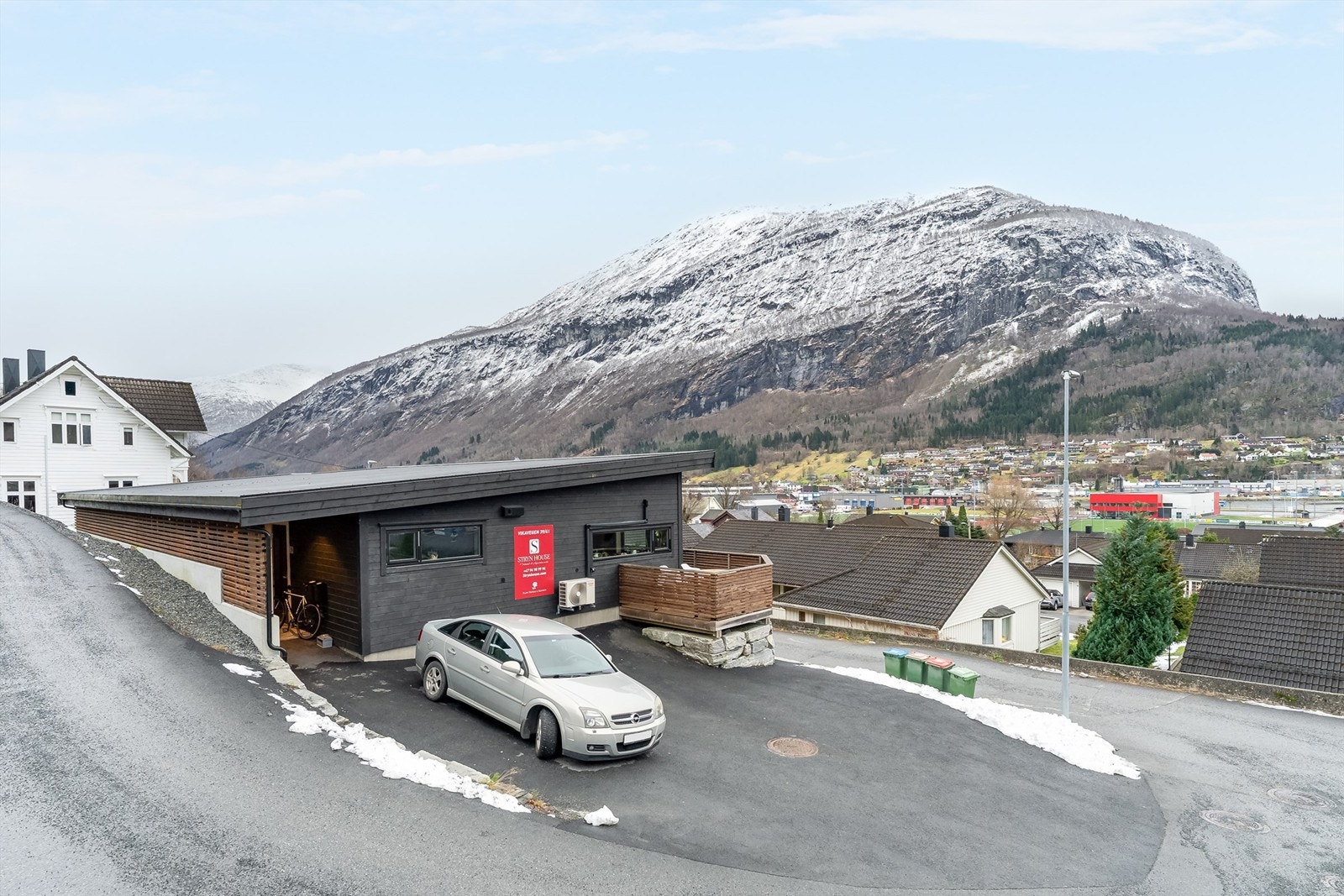Eiendommen ligger sentralt til med gangavstand til Stryn sentrum. Galleribilde