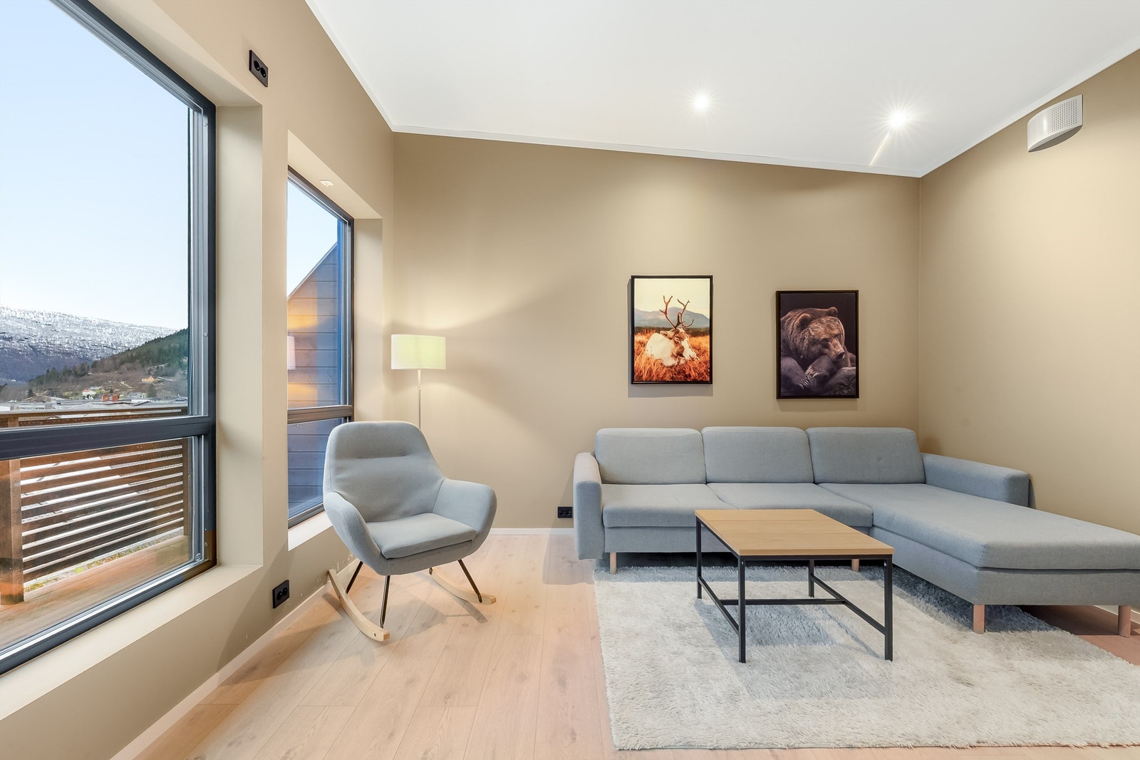 Moderne innvendige flater. Store vinduer som sørger for mye lysinnslipp. Galleribilde