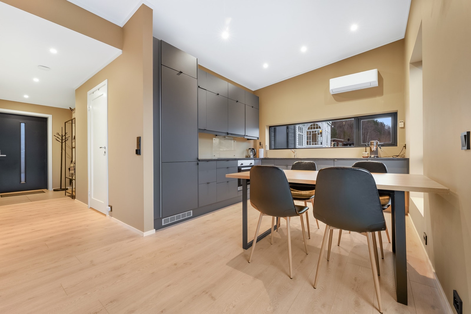 Varmepumpe installert ved kjøkkenet. Galleribilde