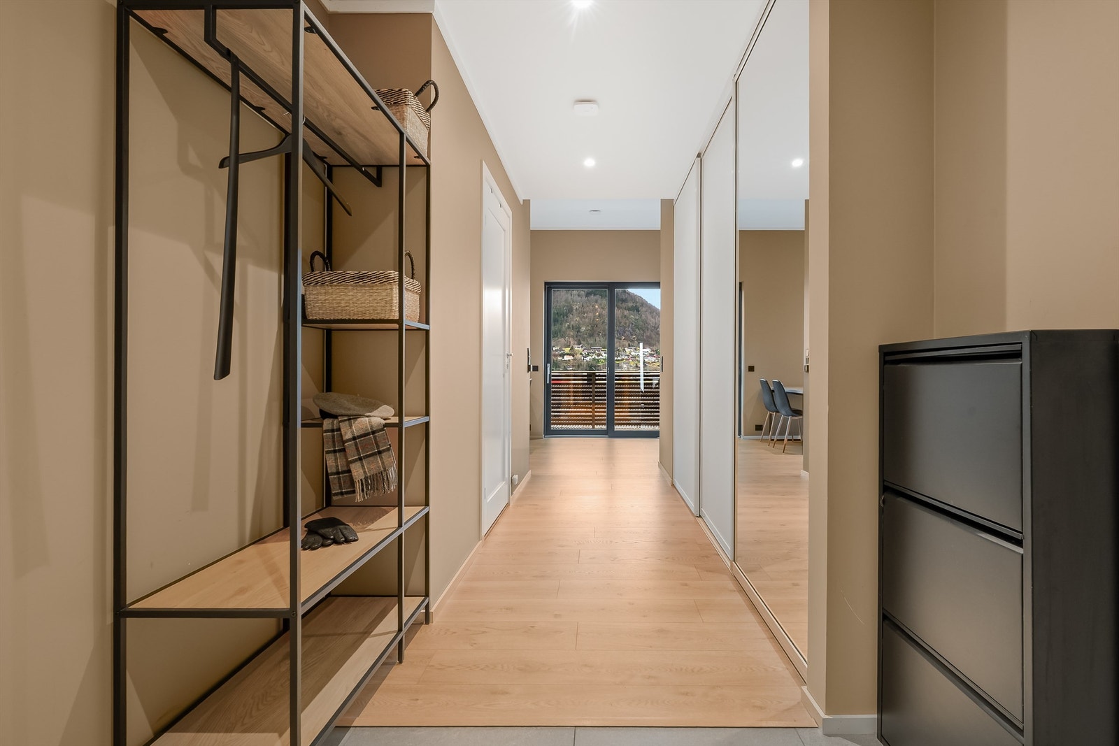 Gang med stor skyvedørsgarderobe. Galleribilde