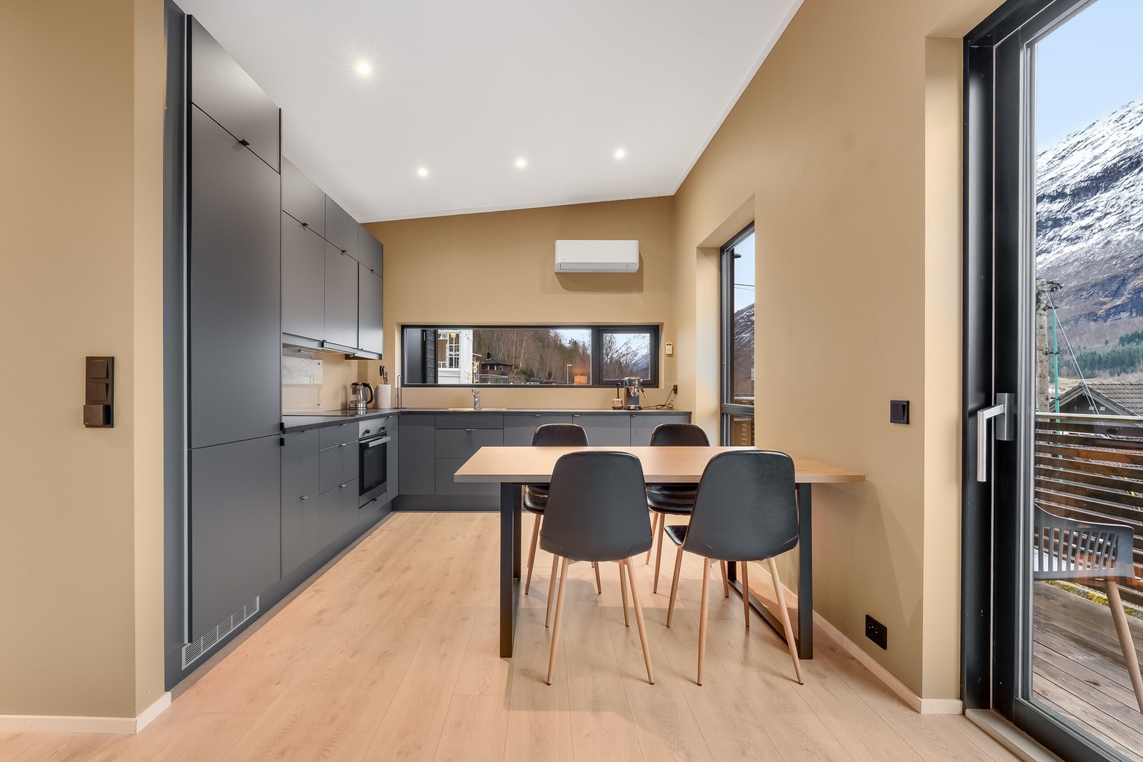 Praktisk kjøkken med integrerte hvitevarer. Galleribilde