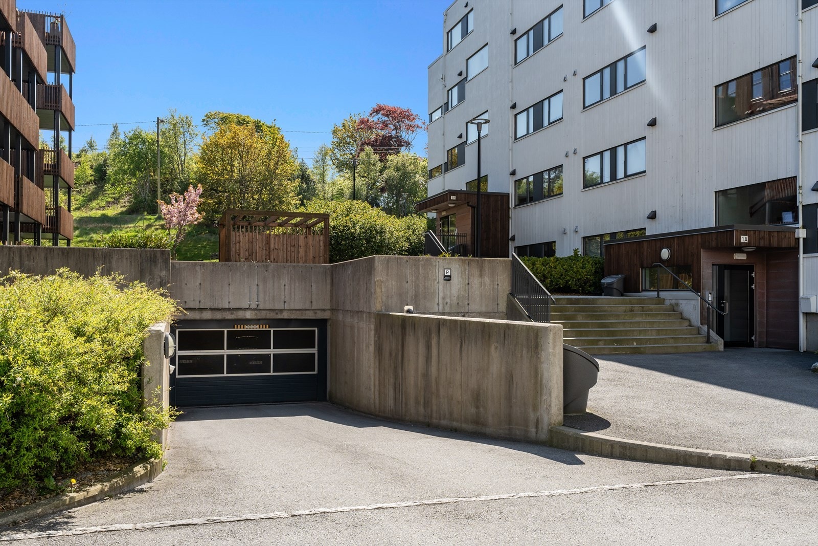 Inngang til garasjeanlegg - Her har en 1 parkeringsplass + 1 bod. Galleribilde