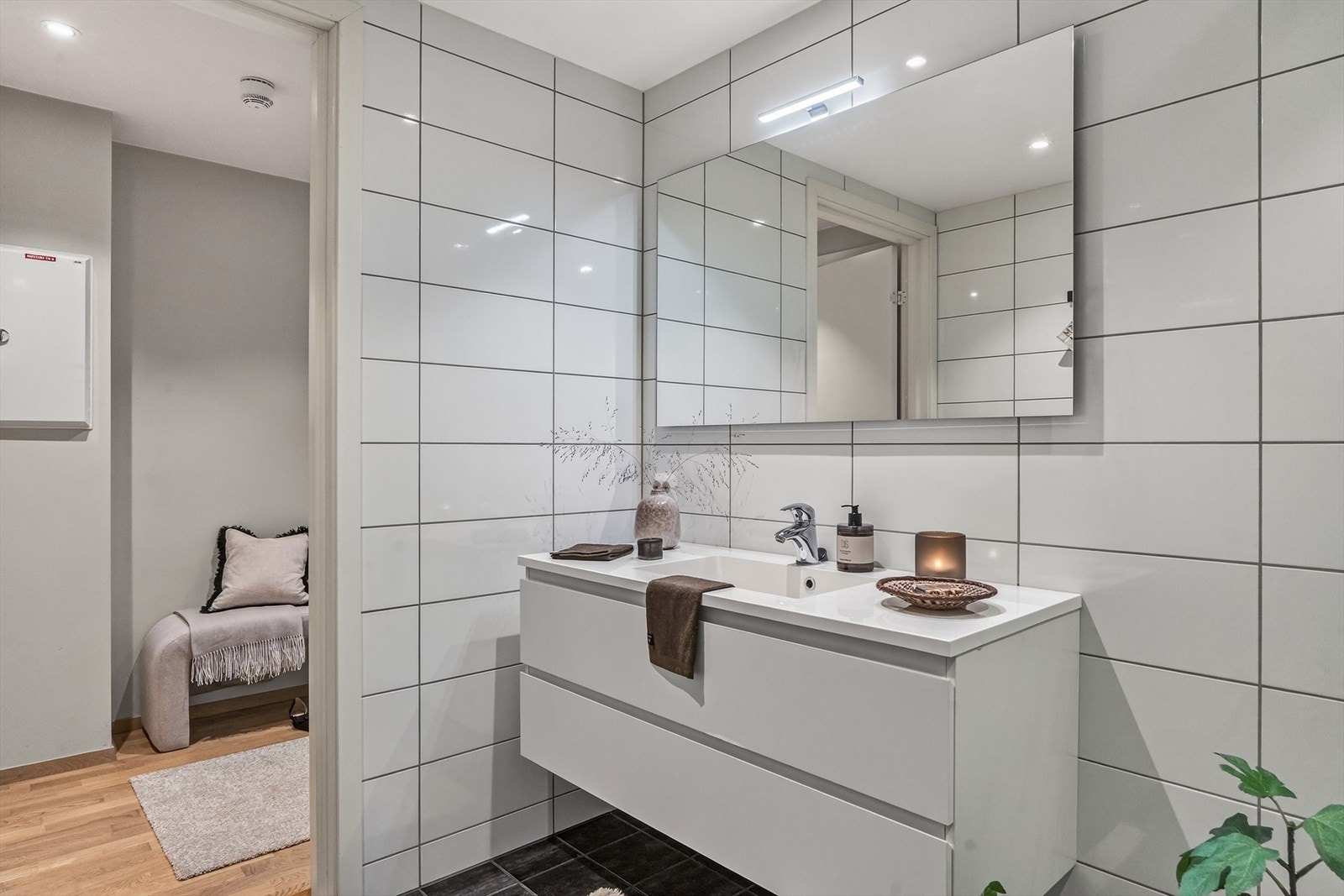 Her har en god plass til toalettsaker, håndklær m.m. Galleribilde