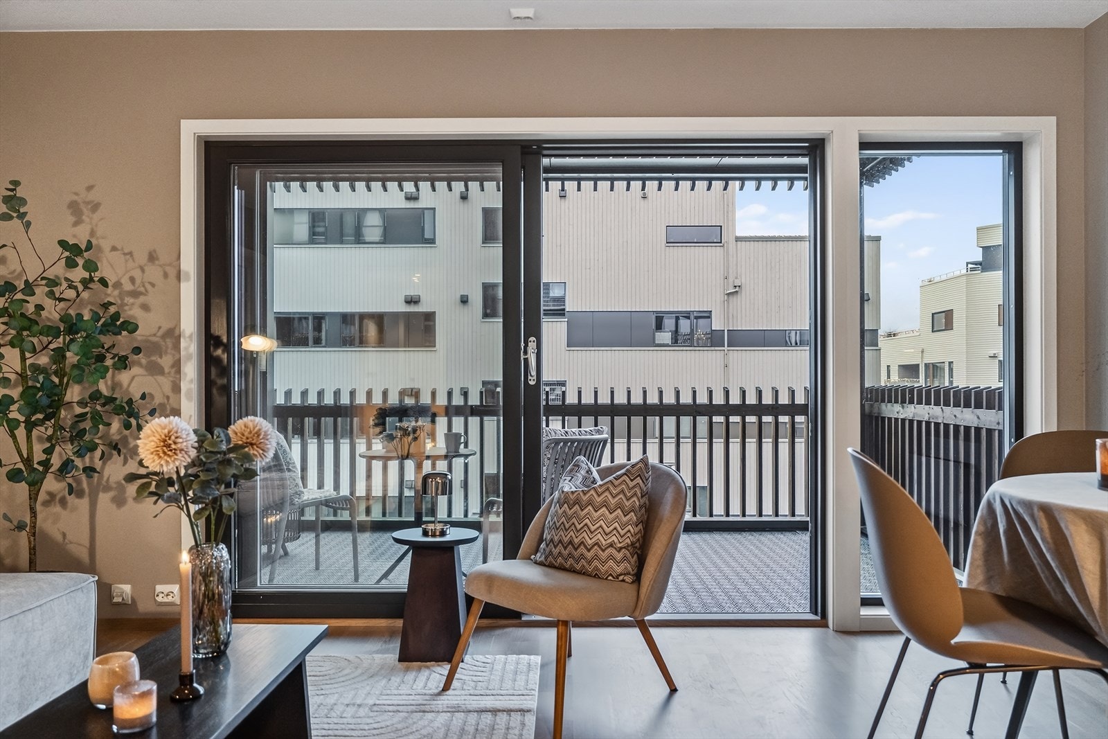 Store vindusflater som gir godt med naturlig lysinnslipp. Galleribilde