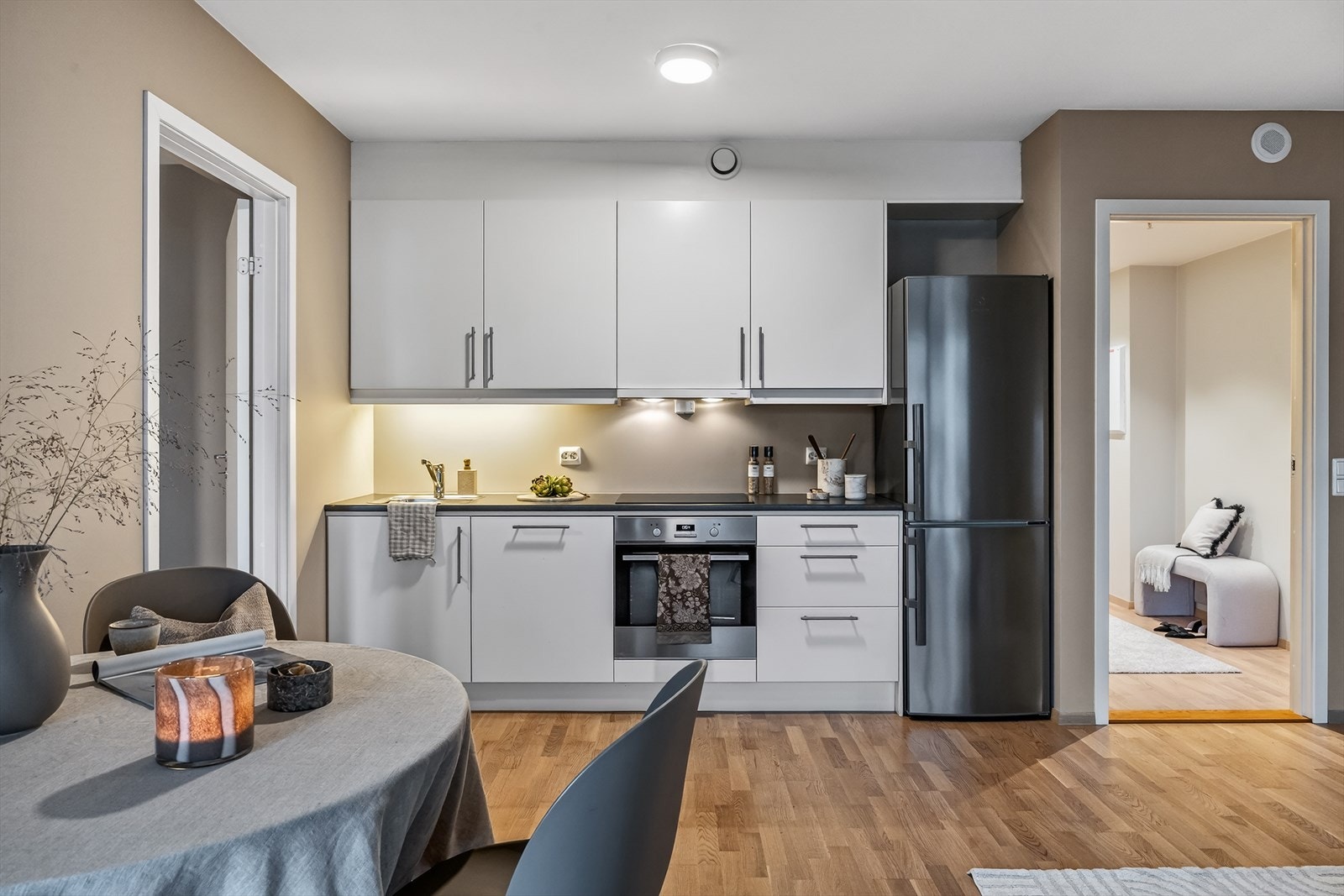 Lyst og tidløst kjøkken med god skapplass til det en skulle trenge av kjøkkenutstyr. Galleribilde