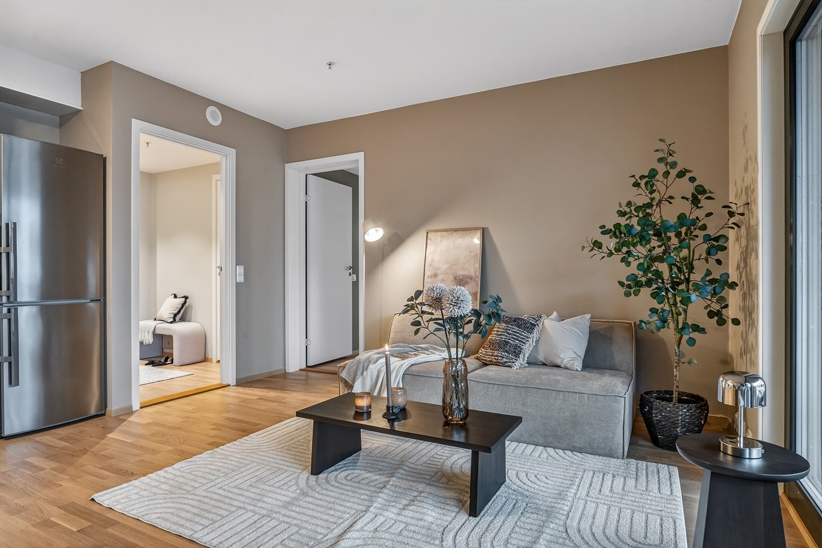 Stue har åpen løsning til kjøkken slik at en enkelt kan underholde sine gjester under middagsforberedelsene. Galleribilde