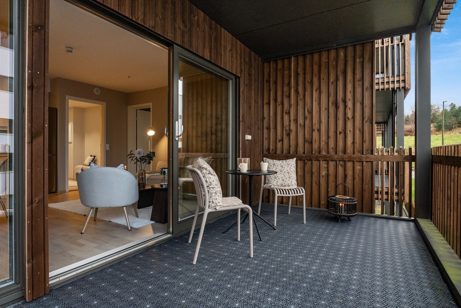 Vestvendt altan med god plass til utemøbler. Galleribilde