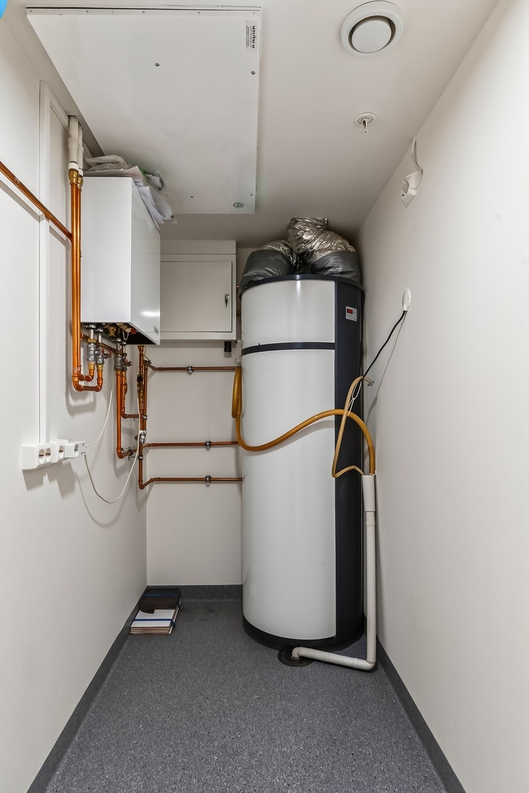 Teknisk rom m/opplegg til vaskemaskin, ventilasjonsanlegg, rør-i-rør skap og VVS. Galleribilde