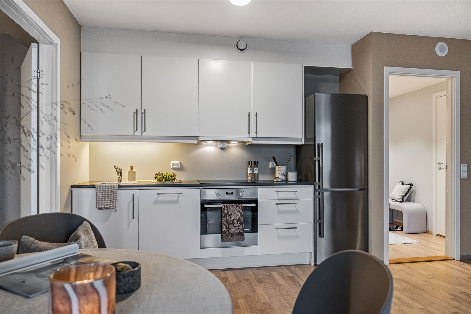 Kjøkken inneholder stekeovn, steketopp, vifte, vask, oppvaskmaskin og kjøleskap. Galleribilde