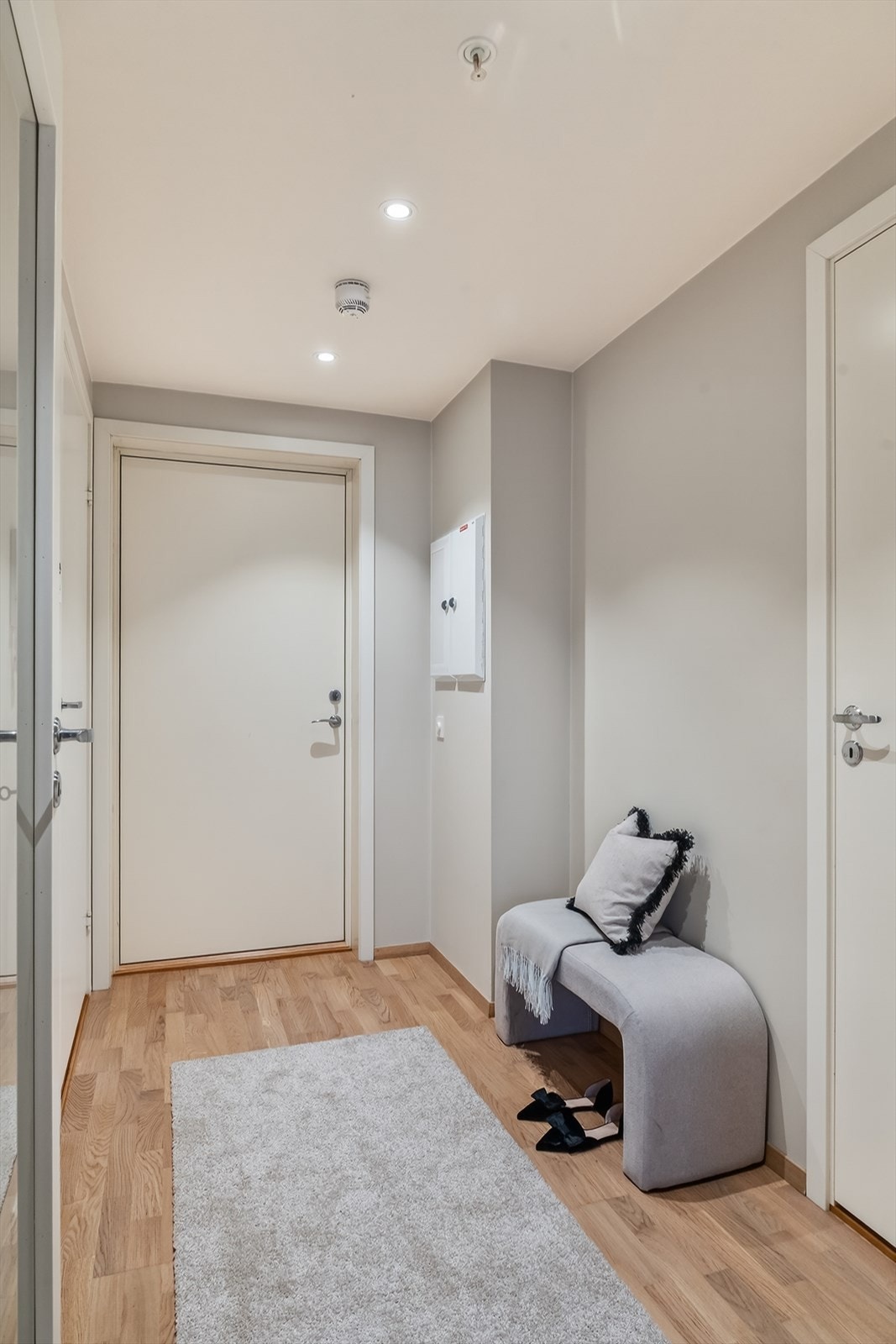 Like utenfor har en trapp og heis som tar deg ned til bakkenivå og garasje. Galleribilde